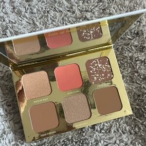 True + luscious lucky glow palette